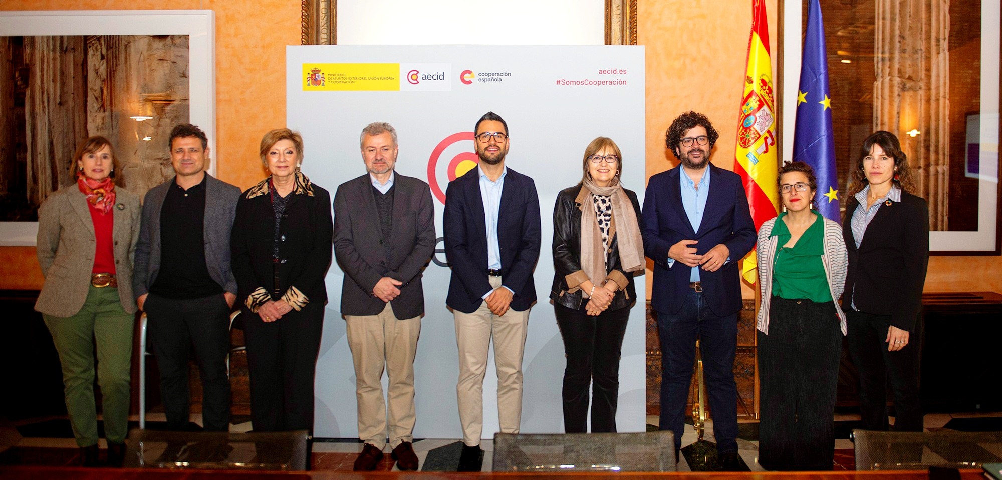 Foto de familia tras la firma del acuerdo. Por parte del ISCIII han estado presentes nuestra directora, Marina Pollán; el subdirector general de Programas Internacionales de Investigación y Relaciones Institucionales, Daniel Ruiz Iruela, y la subdirectora general de Terapia Celular, Rosario Perona. 