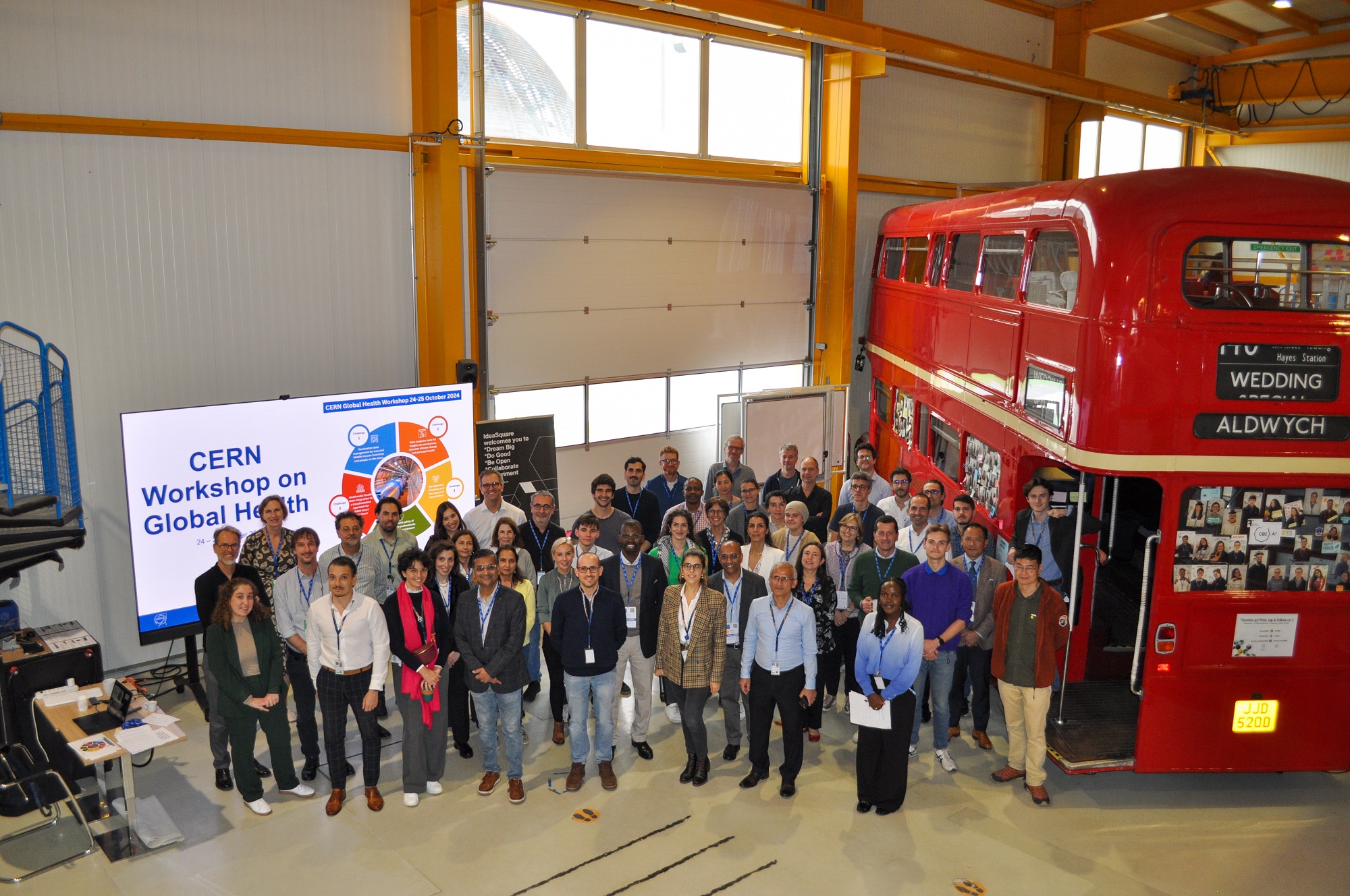 Foto de familia de la reunión celebrada en el CERN (imagen: Organización Europea para la Investigación Nuclear-CERN).).