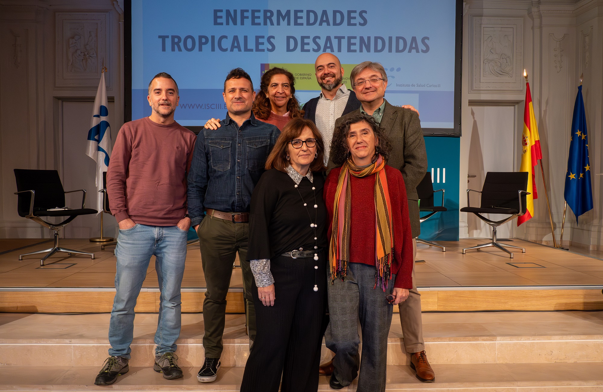 Foto de familia con los organizadores y ponentes de la jornada: de izquierda a derecha y de arriba a abajo: Javier Sotillo, Isra Cruz, Milagros García Hortelano, Fernando de la Calle Prieto, Milagros García Hortelano, José Antonio Pérez Molina, Paz Sánchez Seco y María Romay-Barja.