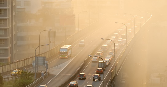 Las altas temperaturas y la contaminación atmosférica ligada a fenómenos meteorológicos y climáticos afectan a la salud de las personas especialmente en entornos urbanos.