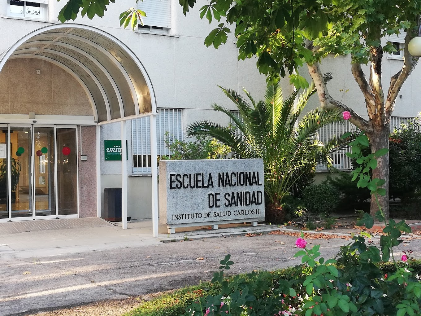 Fotografía de la fachada de la Escuela Nacional de Sanidad